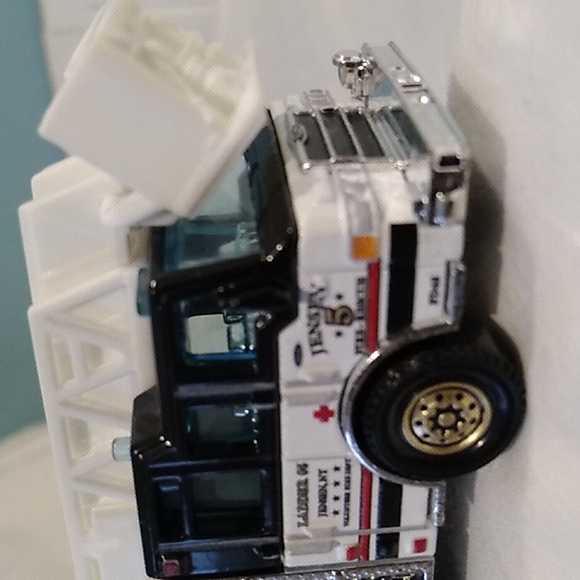 SALE! 2009 Mattel Matchbox Jensen Fire Dept. Ladder 5 - Picture 6 of 17